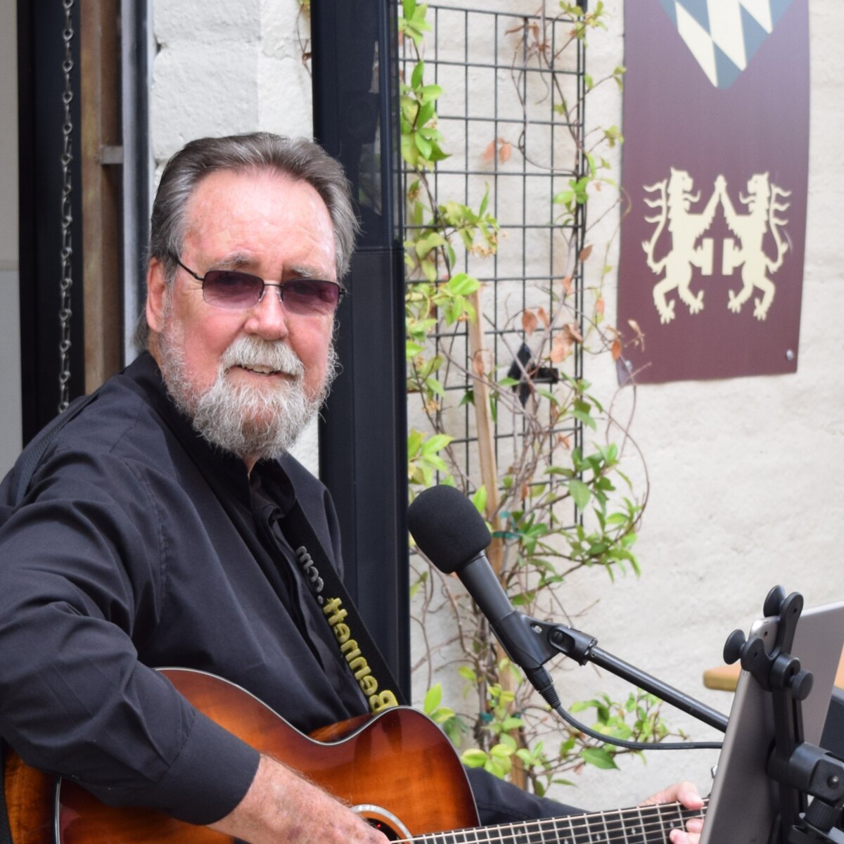 Glenn Bennett playing guitar